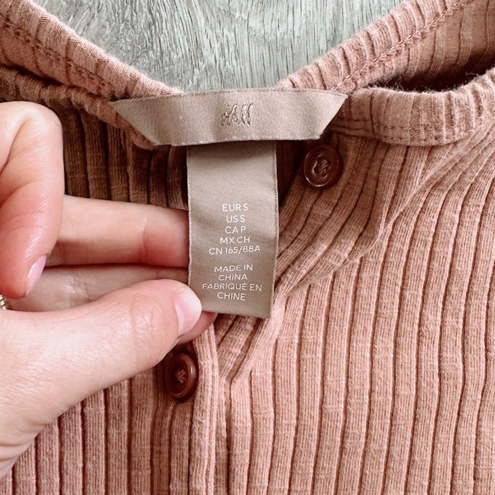 H&M Ribbed Button-Up in Soft Mauve - Picture 2 of 3